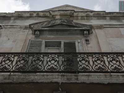 Il portone di ingresso arcuato � poi sovrastato da una porta-finestra terminante su un balconcino arricchito da una ringhiera in ferro battuto